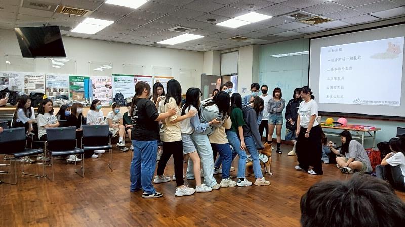 在亞大職治系動物輔助治療課程中，同學設計引導治療犬活動。