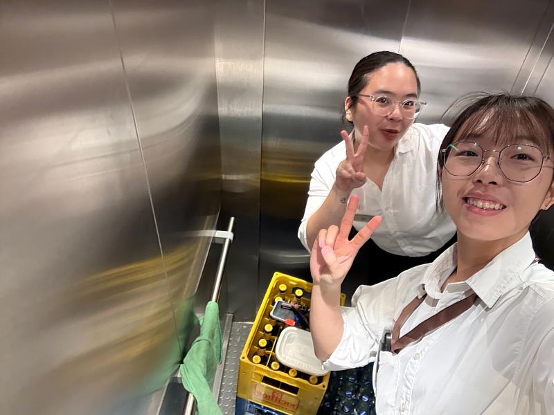 亞大張淳涵同學(右)，在瑞士BHMS大學攻讀雙聯學位，與同學合影。
