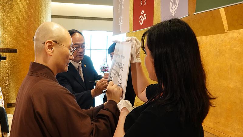 交通部觀光署署長周永暉與世界宗教博物館發展基金會執行長顯月法師，簽署推廣觀光合作備忘錄。（圖由世界宗教博物館提供）