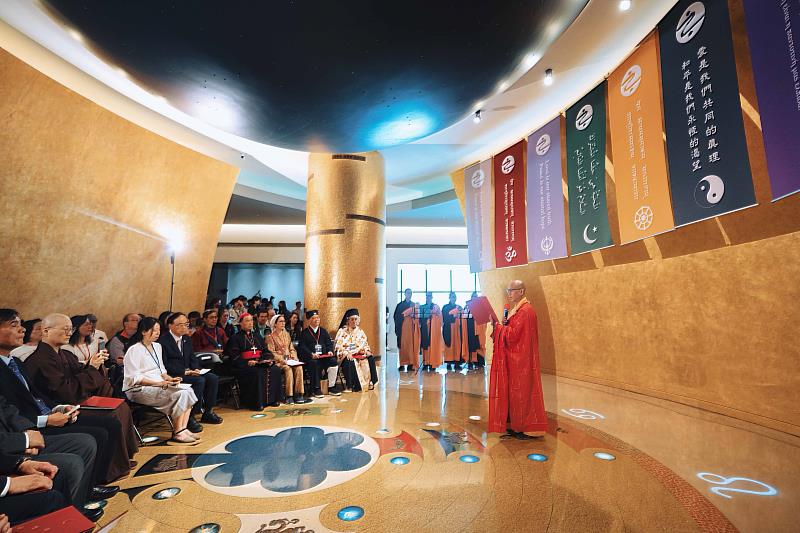 靈鷲山佛教教團代表大康法師領眾為地球祝禱。（圖由世界宗教博物館提供）