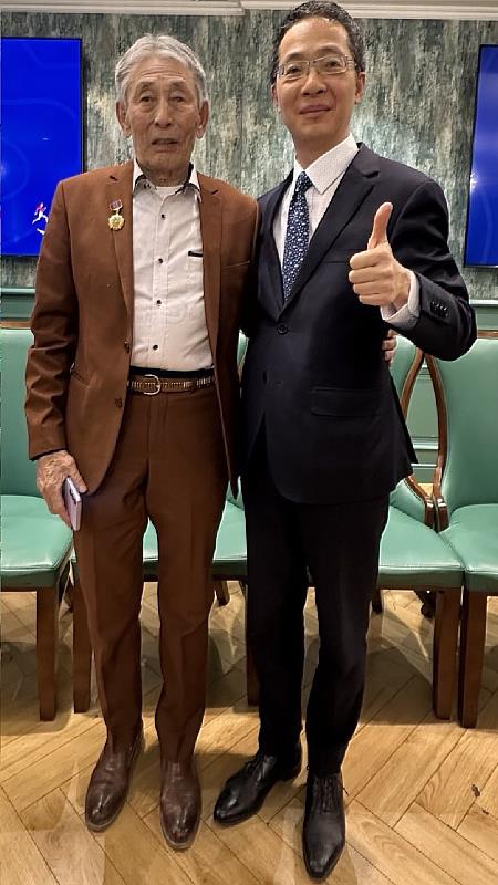 王代表與高齡91歲蒙古馬拉松爺爺合照