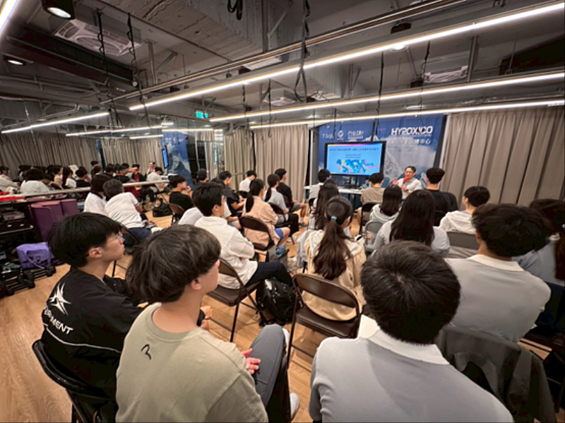 長庚大學王鐘賢特聘教授以其多年實證研究與產業推廣經驗，於場館的瑜珈專用教室中進行三場精闢的演講