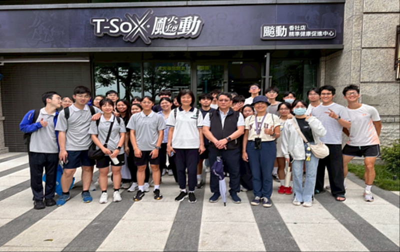 慈濟大學物理治療系歐秀中教授與黃千惠教授, 4月20日帶領大學部三年級前往新北市板橋「T-SoX飆動香社店」參訪