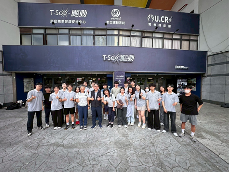 慈濟大學物理治療系歐秀中教授與黃千惠教授，於4月19日至20日帶領大學部三年級共24名學生，前往新北市板橋「T-SoX飆動健康促進中心」