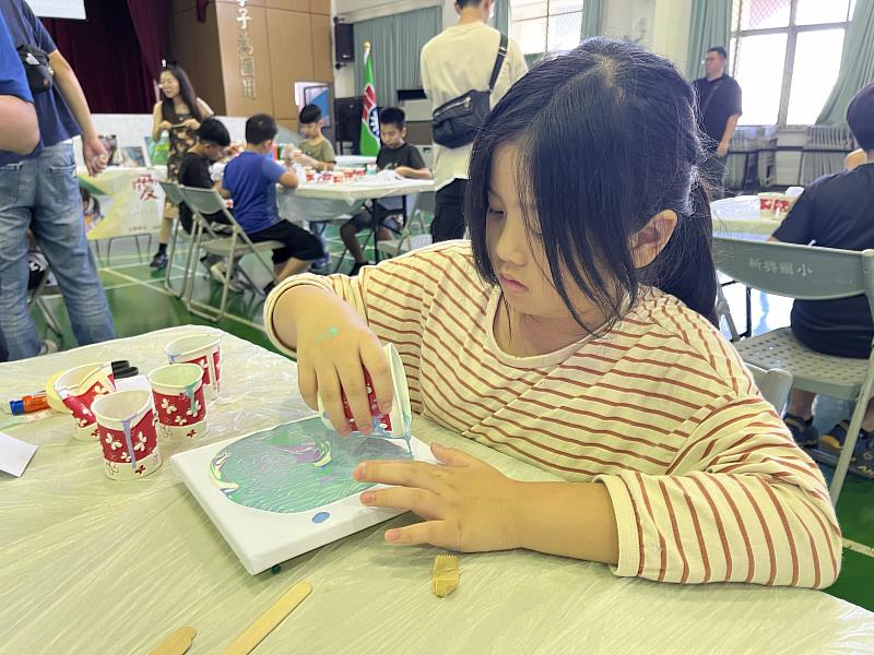 學童手做流體畫