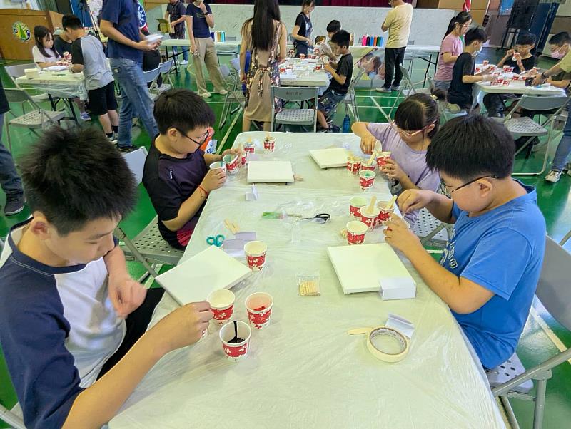 學童手做流體畫