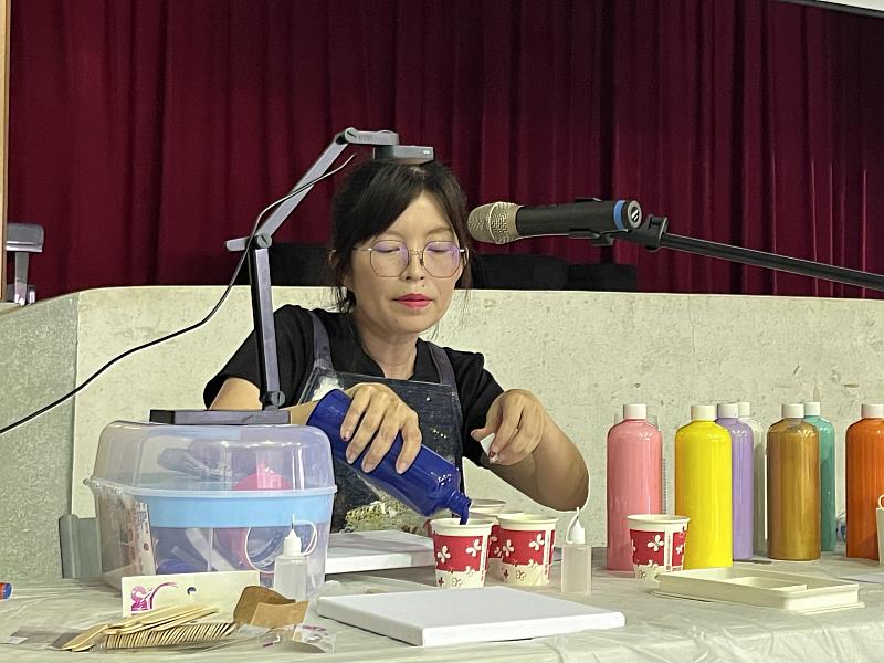 鄭雅鍒老師教學流體畫