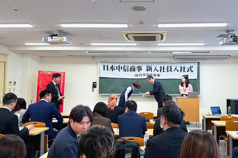 中金院日本實戰碩士學分班打造獨家「日本職場實境試煉」，於福岡慎重舉行「入社儀式」，由日籍高層親自交付人事命令，學員如真實走入日本社會。（圖/中金院提供）