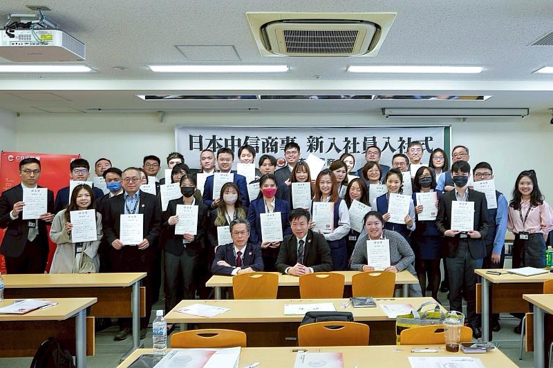 中金院於福岡「入社儀式」中，頒發「辭令書」為學員宣告「日本職場實境試煉」正式開始。（圖/中金院提供）