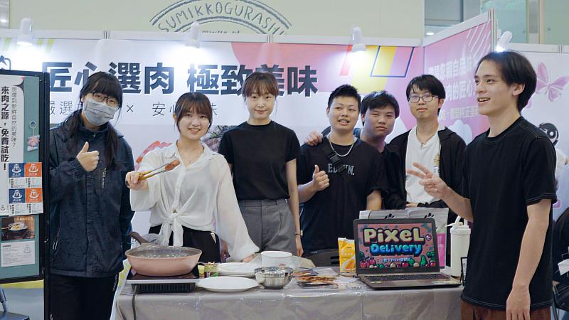 世新大學全媒體學程學生組成肉之源團隊，在畢展帶來為品牌開發的遊戲與烤香腸等一系列產學成果。（世新大學提供）
