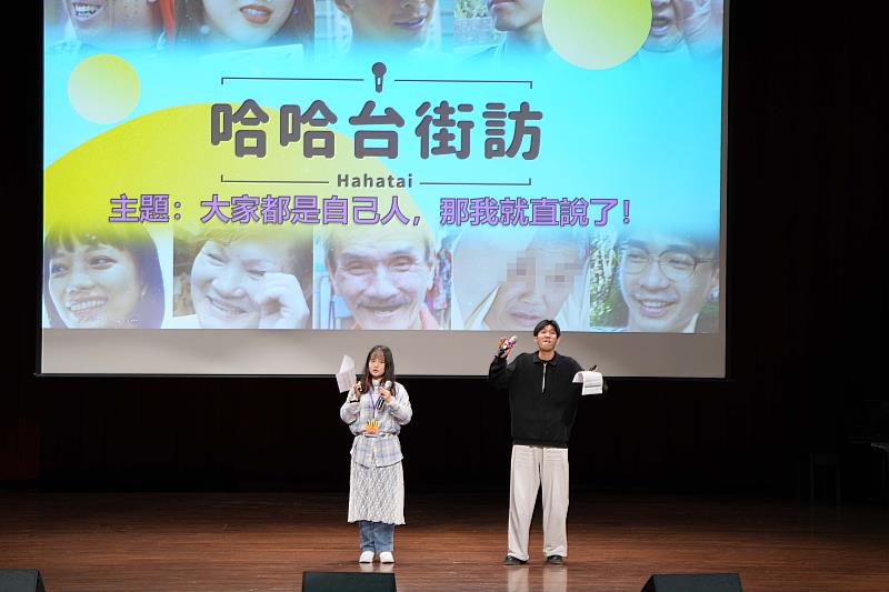 世新大學公廣系系學會學生熱情主持，介紹學姐傑尼出場。（世新大學提供）