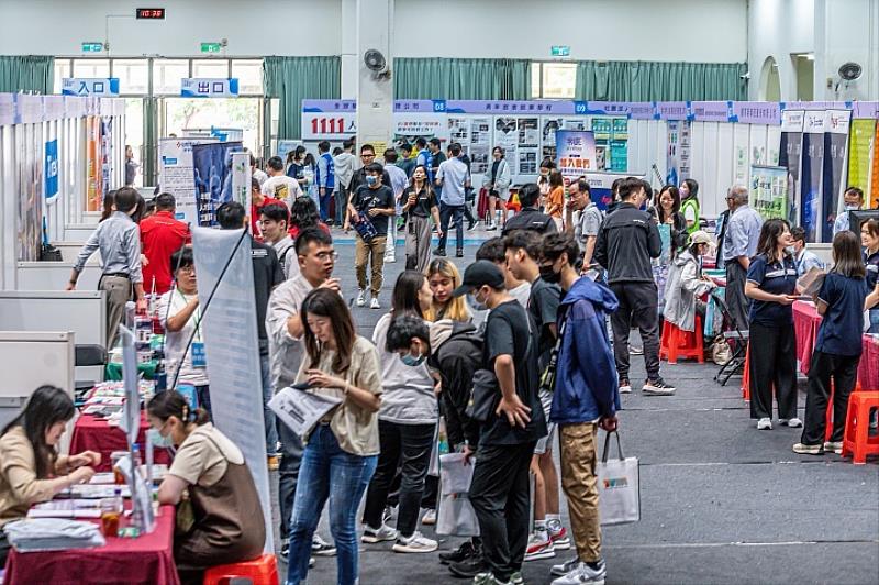 圖／中華大學因校區鄰近竹科，包括矽格聯測、鴻佰科技、台亞半導體等眾多科技公司皆來招募人才。（圖為2024校園徵才博覽會拍攝）