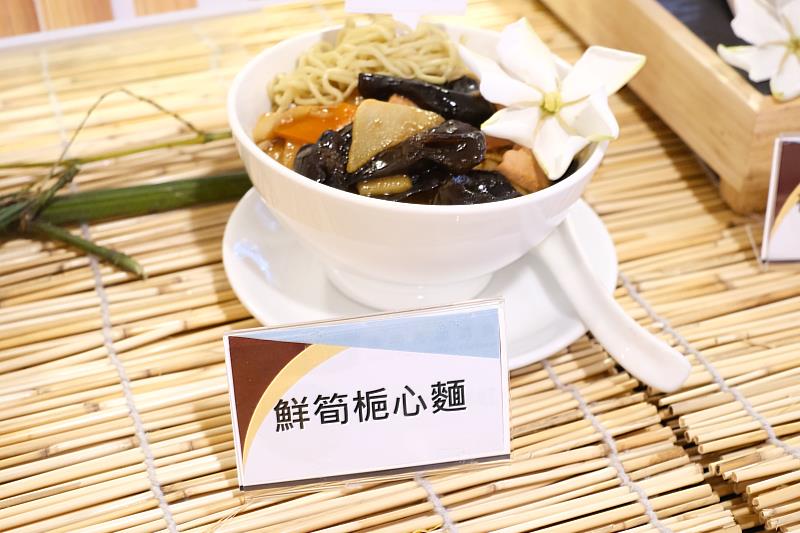 凱基證券員工餐廳廚師也將無毒友善小農的產品與竹筍結合,特製創意料理「鮮筍梔心麵」