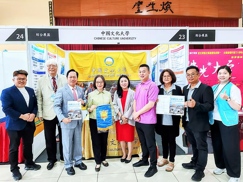 文化大學董事長陳泰然親自率團前往馬來西亞永平參與展會，肯定大馬校友長期以來對學校的支持，並鼓勵更多馬來西亞學生來台深造。