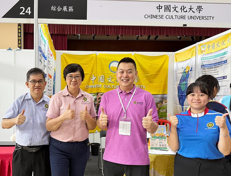 文化大學積極與當地校友及學生代表進行熱絡交流。
