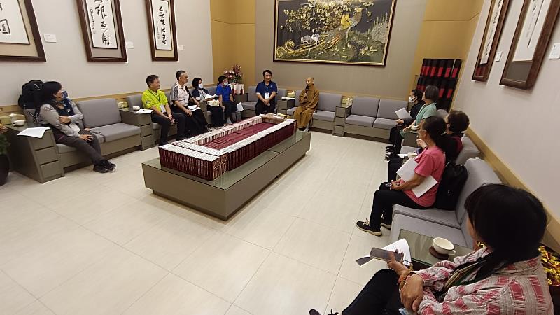 南華大學推動淨零綠生活,培訓常設展導覽員,覺霖法師(左7)於培訓課程前開示勉勵。