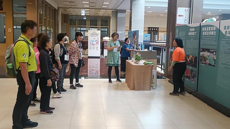 南華大學推動淨零綠生活,培訓常設展導覽員,學員進行導覽實務演練。淨零綠生活種子教師馬淑錦(右3)現場指導並記錄。