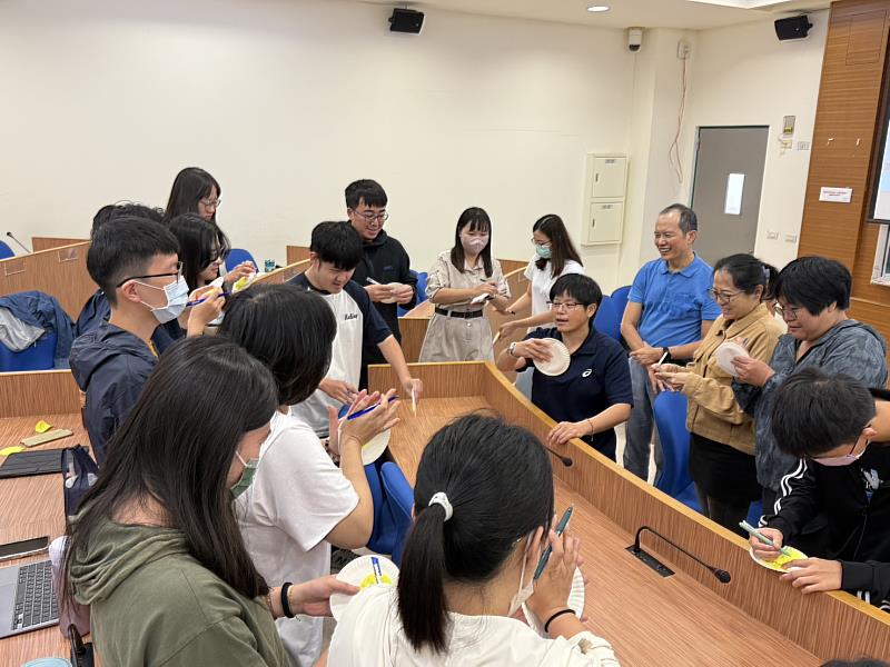 林彥伶博士以趣味活動示範性平課程教學。