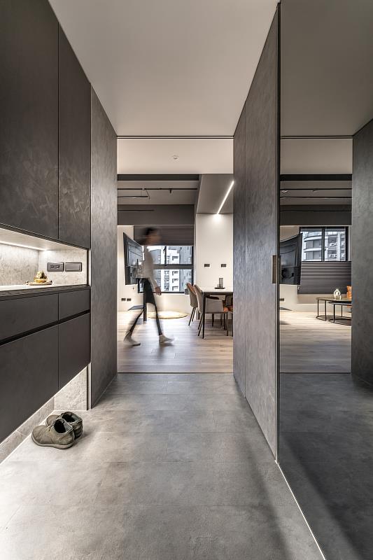 王柏鈞作品「Chronicle Residence」使光線成為住宅中的靈魂,其入口處的條形照明、客廳大量引入的自然光創造寬敞明亮的社交場域(照片/中國科大提供)