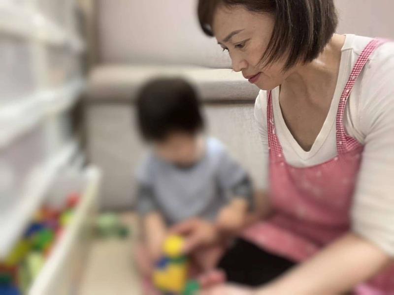 全國模範勞工劉詠翎耐心照料受托兒童