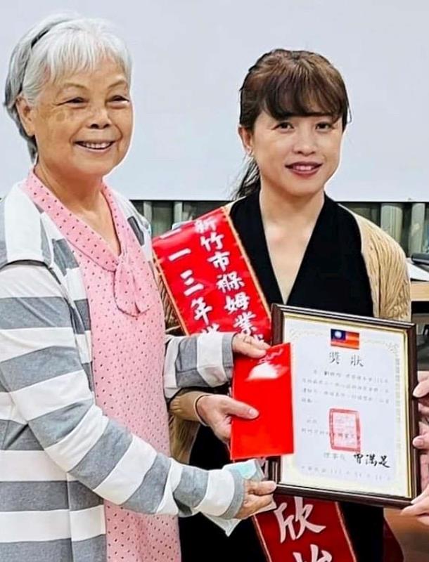 全國模範勞工劉詠翎由褓姆業職業工會評選為模範勞工受獎畫面