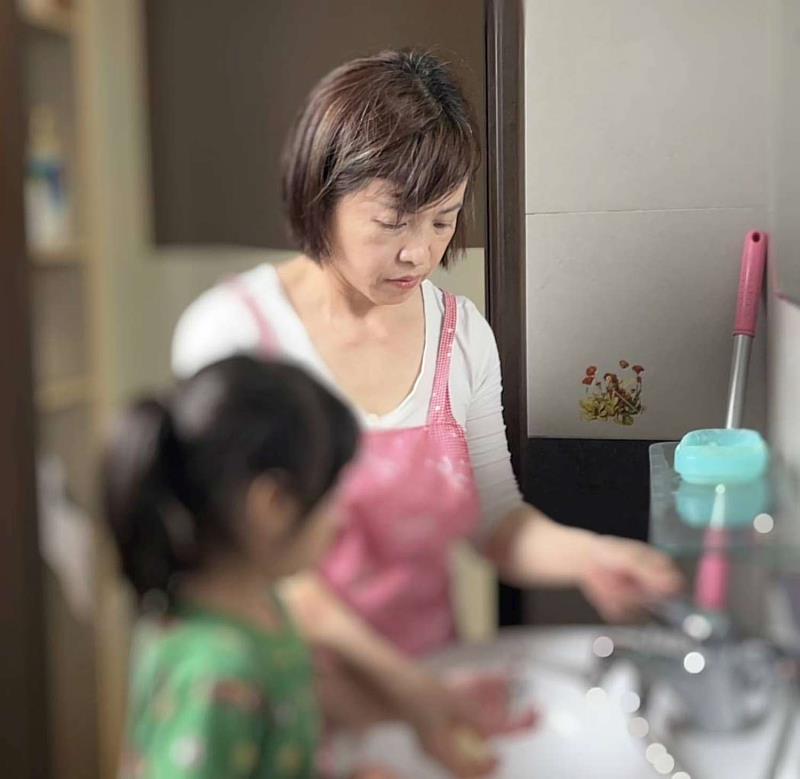 全國模範勞工劉詠翎耐心指導受托兒童維持手部清潔
