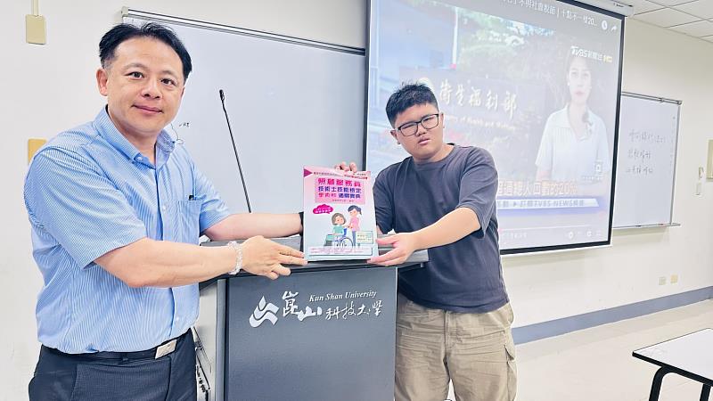 樂活學程甘士照老師(左)協助學生跨域學生，與考取照服員證照的餐飲系郭育睿同學(右)合影