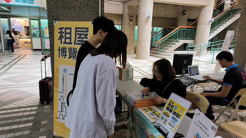 竹市府前進元培醫事科技大學宣導租金補貼方案。
