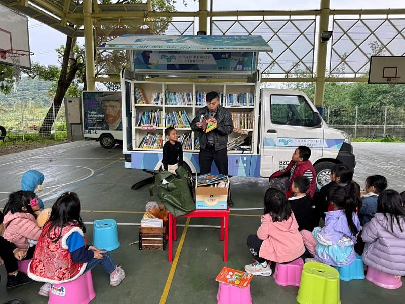 海洋書車「王俊盛」號為民眾服務