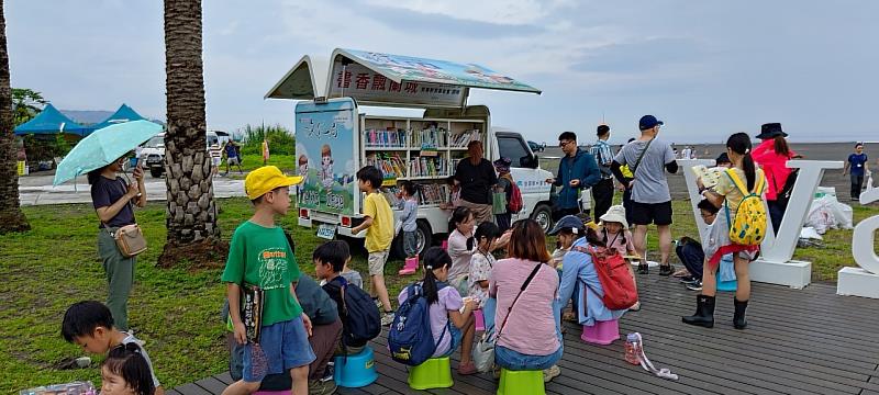書車佈置海洋主題藏書,響應環境教育