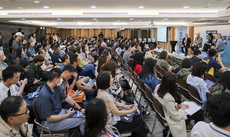 2025台灣數位貿易博覽會聚焦數位轉型與AI應用，打造產業轉型關鍵年，並與亞馬遜全球開店聯合組展，為期兩天展會，預計吸引超過10,000人次共襄盛舉。