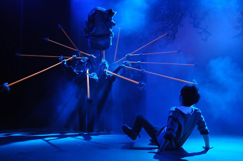 南大許瑞芳副教授製作2012年《樹梢上的風》兒童青少年劇場以人偶同台的形式探討失智議題