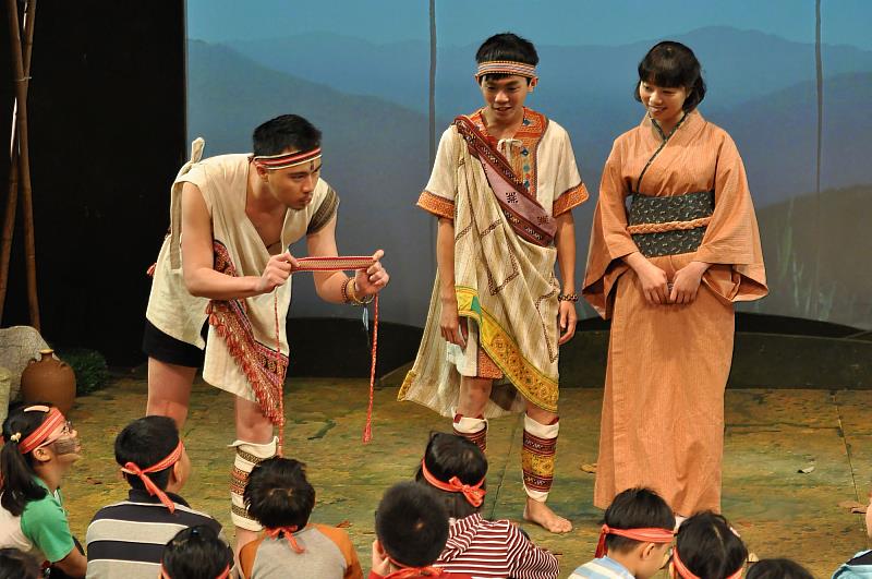 南大許瑞芳副教授與國立臺灣歷史博物館合作2009年教習劇場《彩虹橋》劇中父親比浩與觀眾進行互動，秀給觀眾看比穗依母親送給瓦歷斯的成年賀禮