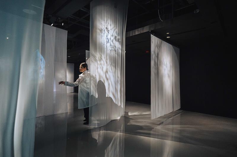 步入「創世之光展區」，輕紗隨風浮動，感受宇宙初開時的渾沌與虛幻。（圖由世界宗教博物館提供）