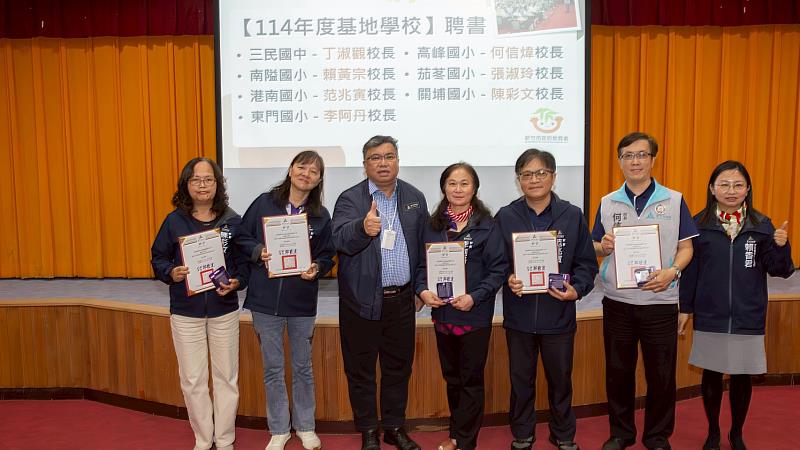 教育處處長林立生頒發教育部114學年度適性教學基地學校共七所
