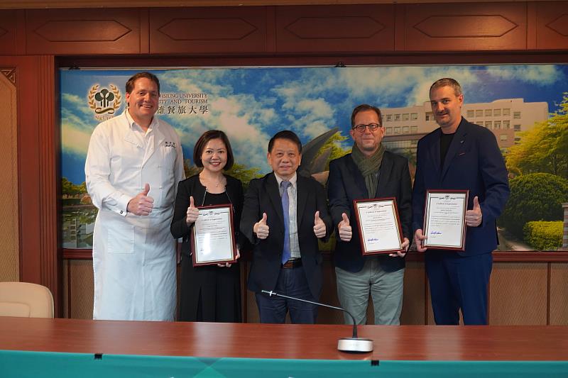 AIT高雄分處長張子霖特地穿上廚服見證高餐大與萬豪國際情誼