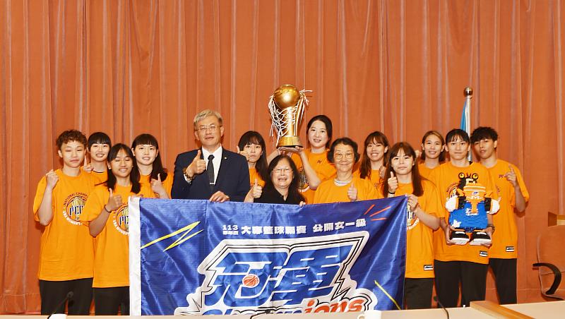 中國文化大學公開女子籃球隊在113學年度UBA大專籃球聯賽勇奪隊史第20座冠軍，締造UBA女籃前所未見的輝煌紀錄。為感謝母校長年支持與栽培，女籃隊親手將冠軍錦旗與獎盃獻予學校