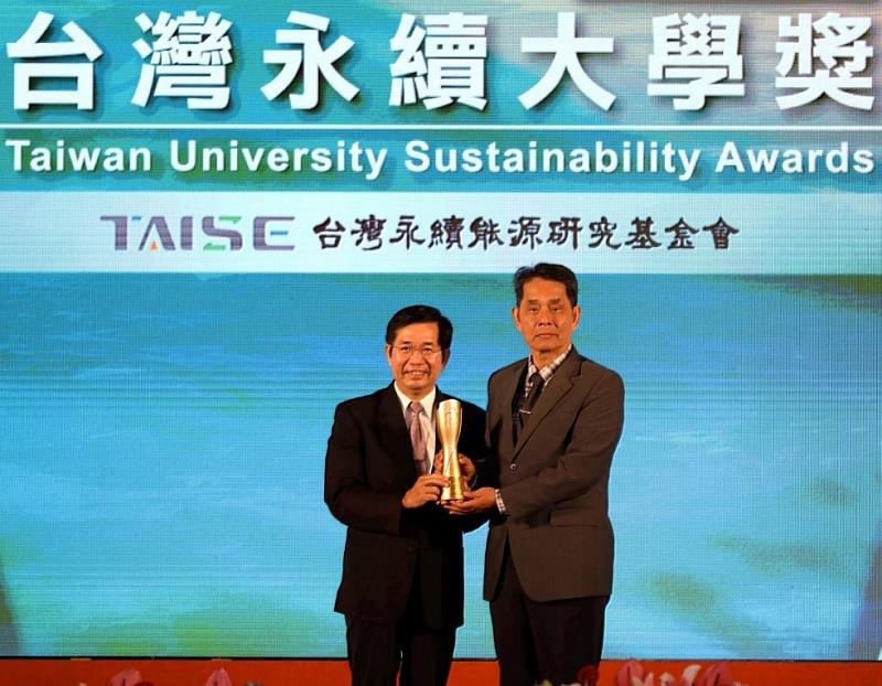 東華大學榮獲臺灣永續能源研究基金會「臺灣十大永續典範大學獎」及「永續報告書白金獎」。