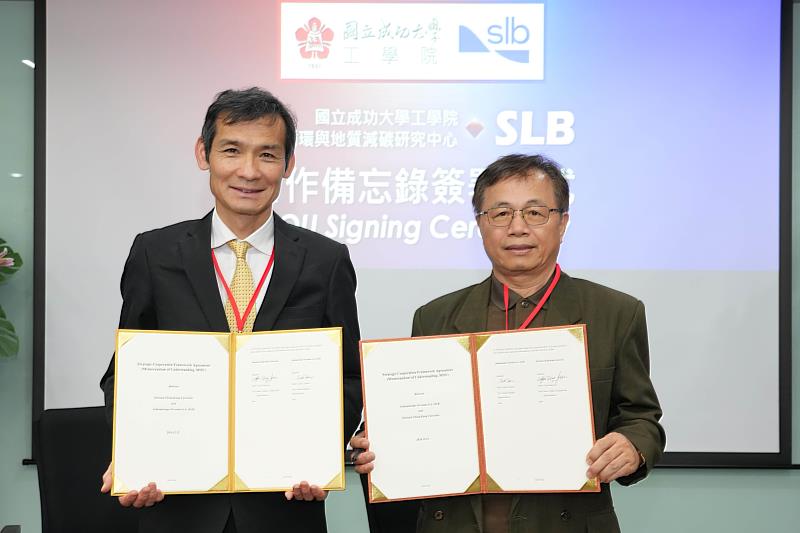 工學院院長詹錢登特聘教授(右)、SLB 日韓臺油田服務部門經理田村淳一(左)代表簽署合作備忘錄