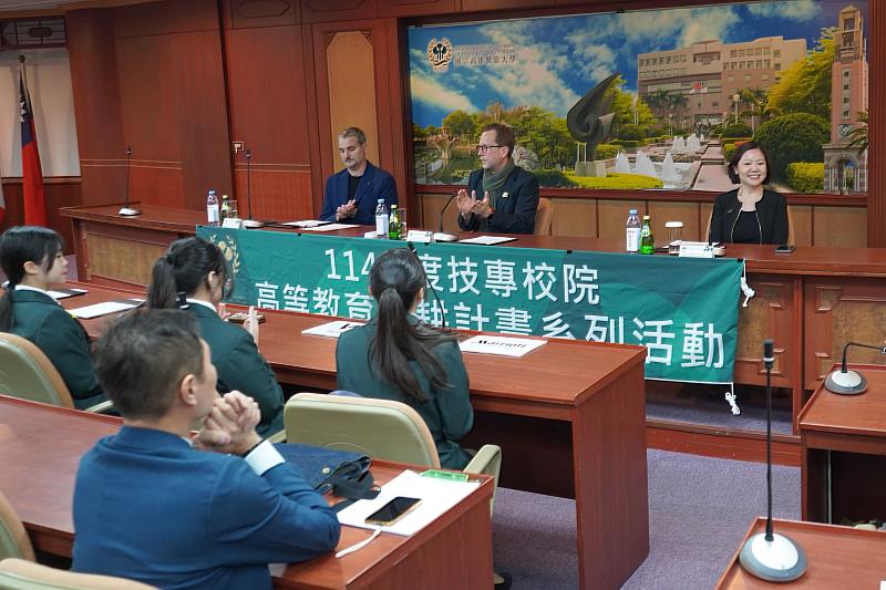 萬豪港澳台海南區區域副總裁Mr. Richard Boyer和同學分享職涯心法