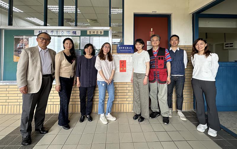 University of Colorado Denver 的國際知名經濟學者Pro. Buhong Zheng來訪，拜會經濟系，與教師進行交流座談。