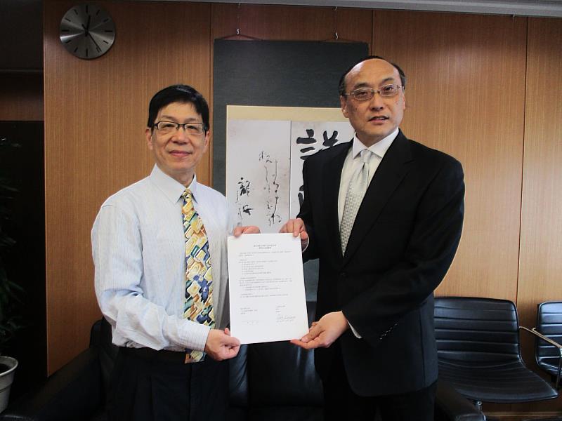 人社院招生大使呂傑華教授代表至日本二松學舍大學，與佐藤晉校長交換合約。