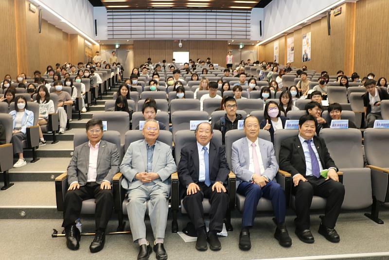 蔡長海董事長、洪明奇校長、王陸海副校長、林昭庚講座教授、林逸民院長與會場師生合影。