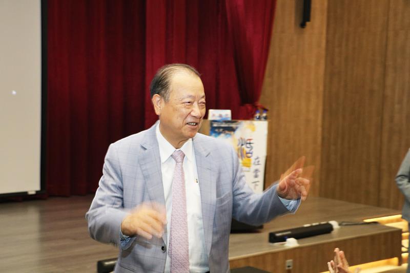 蔡長海董事長全程參與並親切地問候會場的師生。