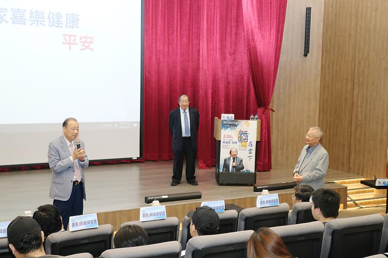 蔡長海董事長與師生互動熱絡,鼓勵同學學習傑出校友好榜樣。