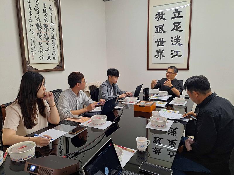 AI創智學院李宗翰院長(右2)與中小企業總會一行進行深度討論,雙方針對AI導入企業培訓與課程合作進行實質討論。(圖/淡江大學提供)