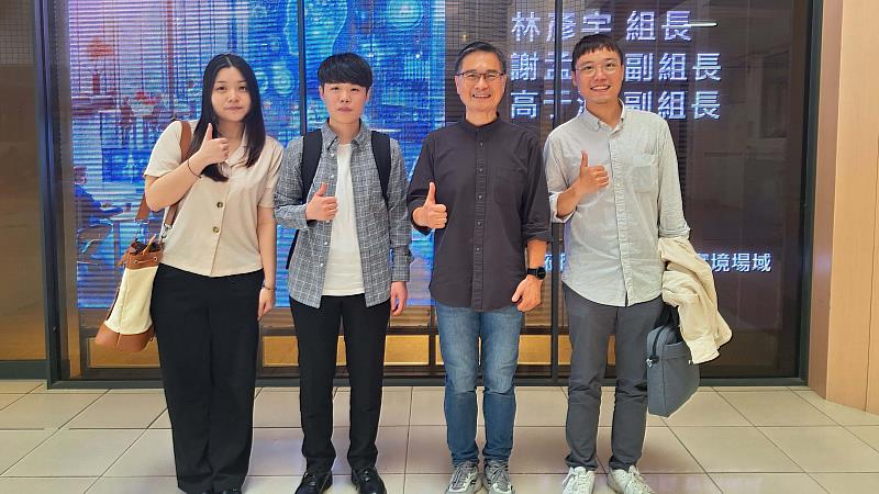 中小企業總會訪團於AI創智學院實境場域前合影留念,右起為林彥宇組長、李宗翰院長、高于涵副組長、謝孟軒副組長。(圖/淡江大學提供)