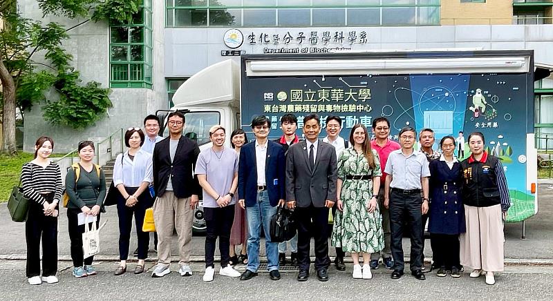 參觀質譜快篩行動車合影。