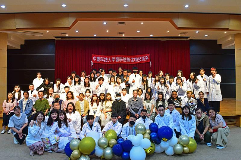醫檢系師長丶實習生與家長合影