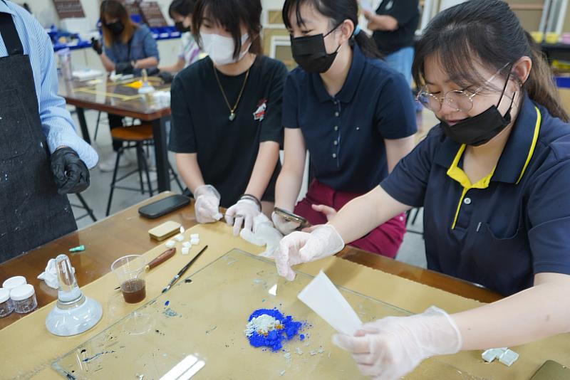 加入石粉製作，並觀察與一般水彩顏料的差異。